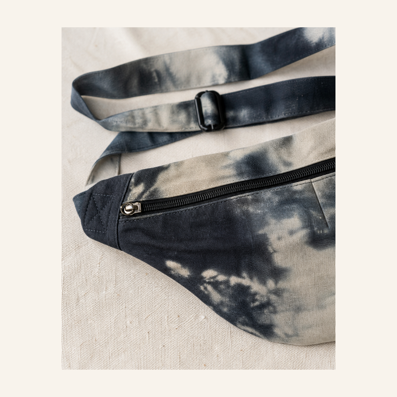 Luna – Bleu nuit & ivoire – motif tie-dye nuage